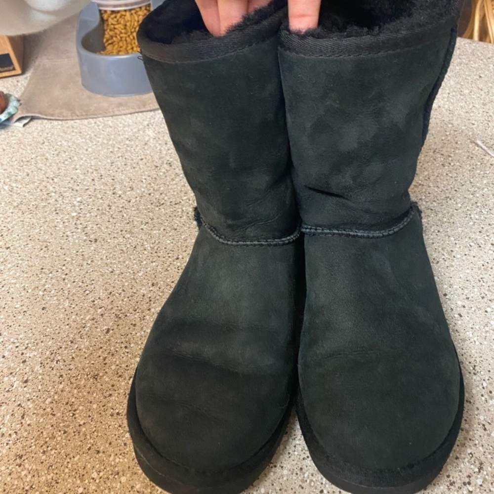 Size 7 black classic Ugg boots